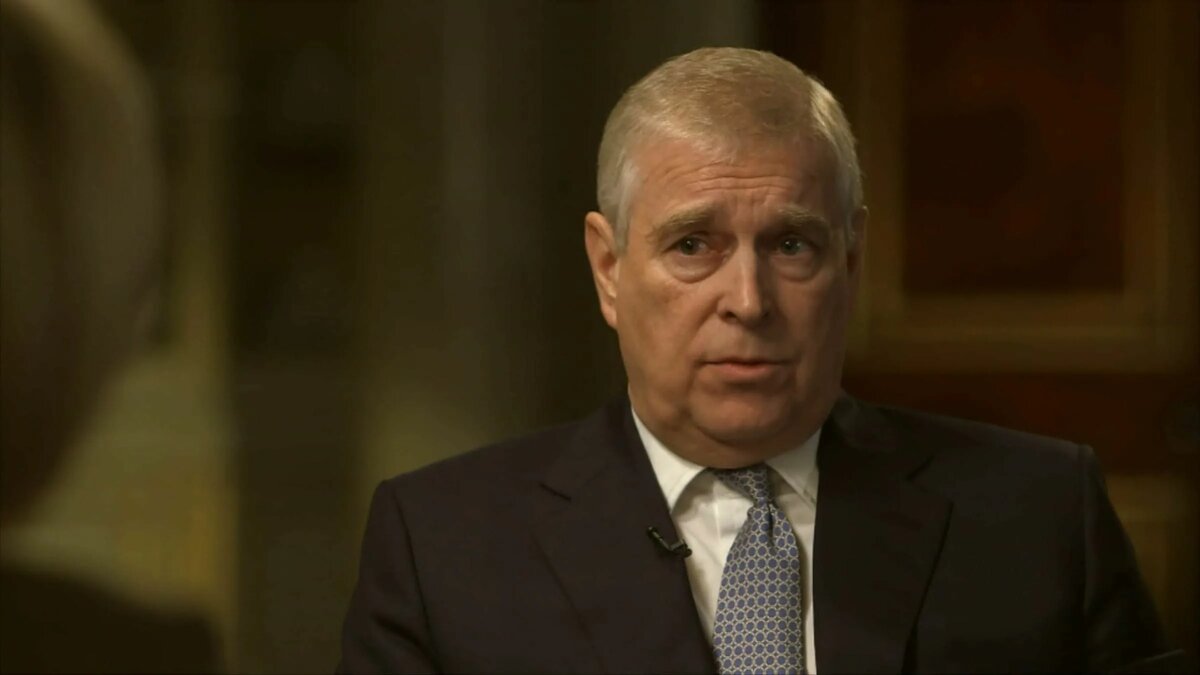 Принц Эндрю делает вид, что каяться ему не в чем - интервью с Эмили Мейтлис