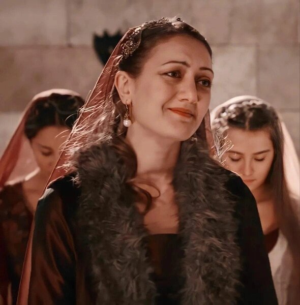    Бейхан-султан, сыгранная Пынар Чаглар Генчтюрк, пережила в сериале страшную потерю