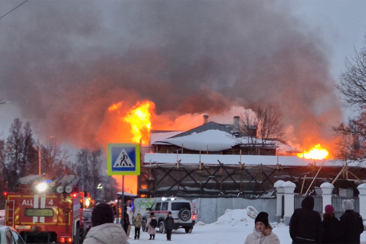    Пожар в Доме горного начальника Чарльза Гаскойна в Петрозаводске. / vk.com/aparfenchikov