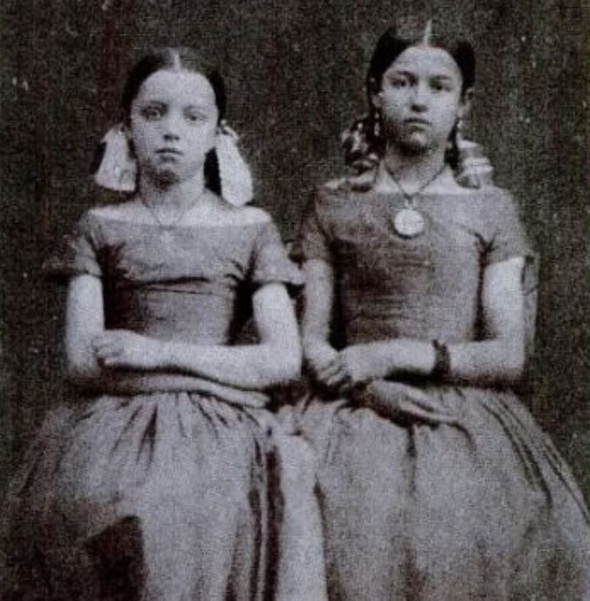 Мэри с сестрой