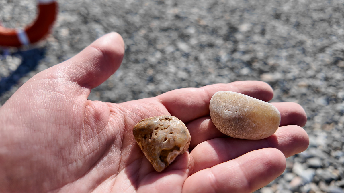 Халцедон в корке и кварц правее