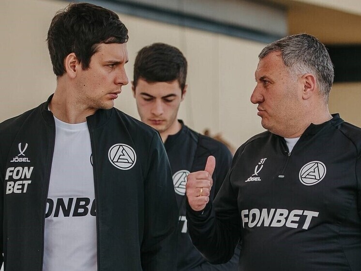     Алексей Буртовой и главный тренер волжан Заур Тедеев. Фото: ФК «Акрон»