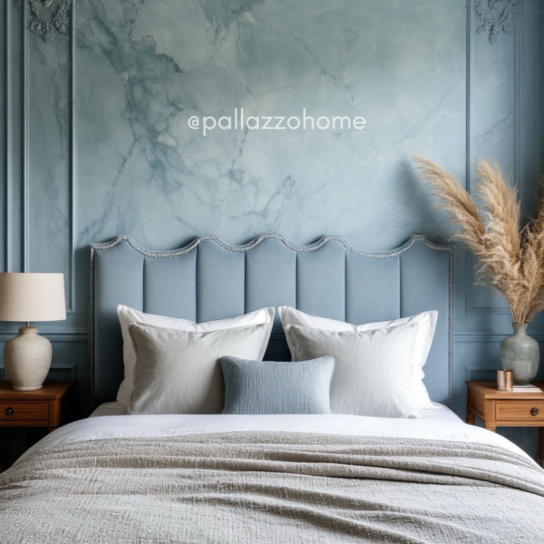 Голубая акцентная стена с эффектом мрамора — пример спокойного, благородного цвета стен в спальне. Мягкая фактура декоративной штукатурки создаёт глубину и делает интерьер уютным. Такой дизайн стен в спальне хорошо сочетается с текстильными изголовьями и светлой мебелью.

Возможные декоративные покрытия: венецианская штукатурка, декоративная краска под мрамор, шелковая штукатурка, известковая штукатурка.
