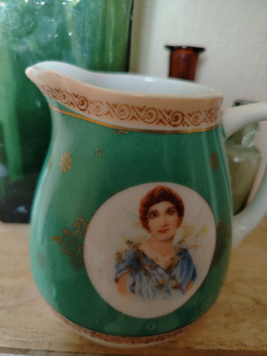 Прекрасная форма, необычный цвет.