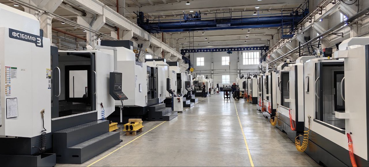 Сборочный цех предприятия СтанкоМашКомплекс