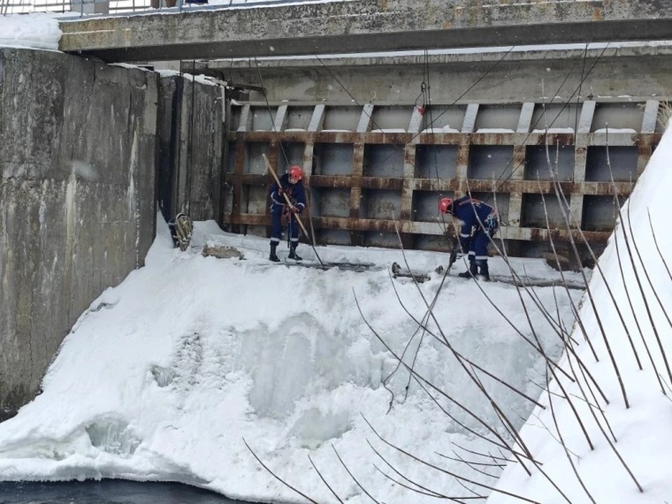    В Ульяновске на ишеевской плотине провели пробный сброс воды. Фото: администрация Ульяновска
