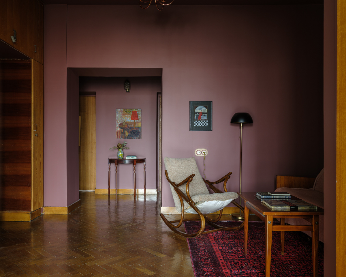 Вид со стороны гостиной на холл и прихожую.