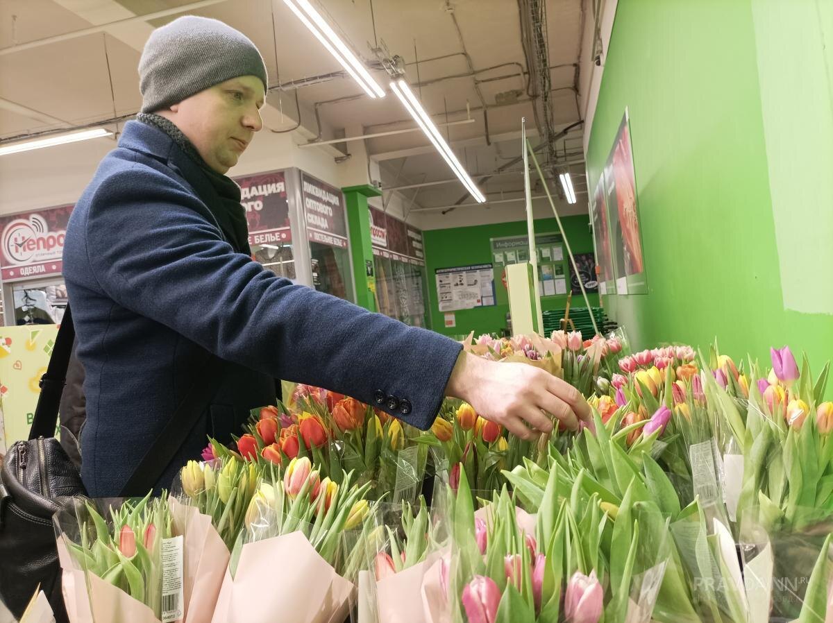    6 и 10 мужчин будут дарить подарки на Международный женский день