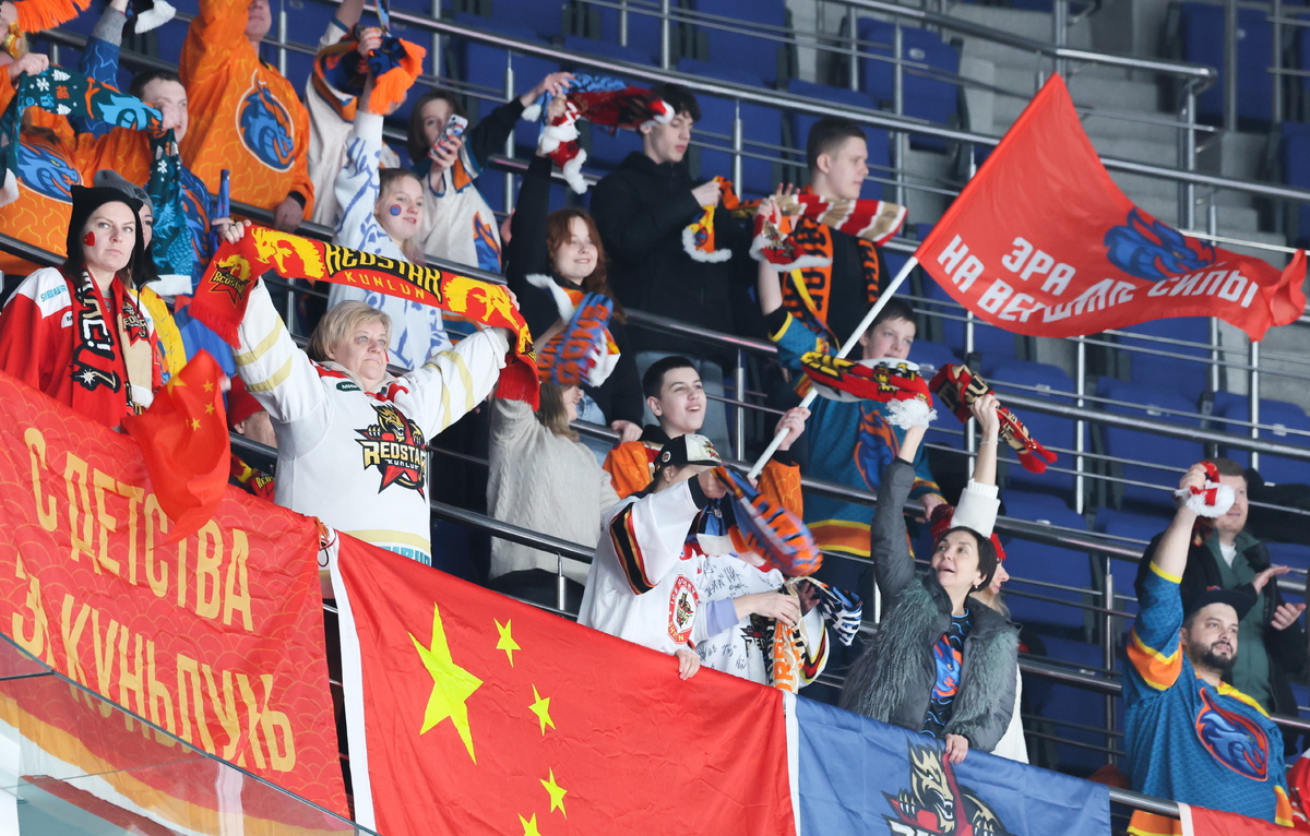    Болельщики клуба "Шанхайские драконы"  Валерий Шарифулин/ТАСС
