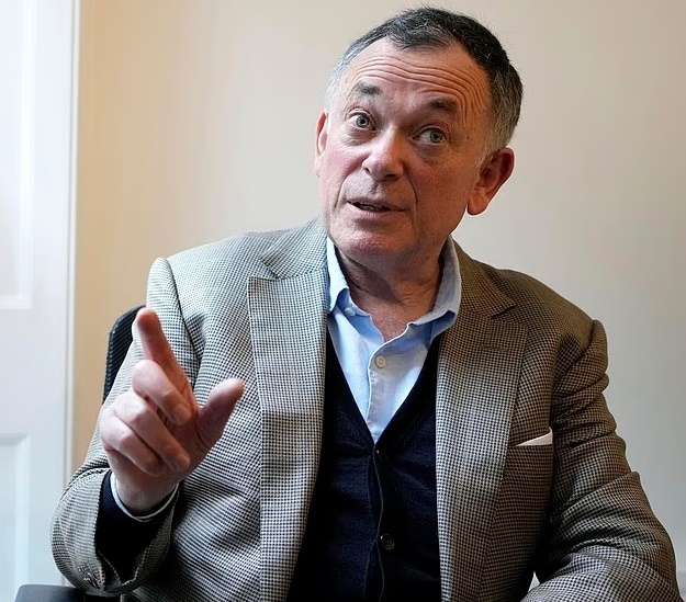 69-летний Иэн Максвелл бесстыдно выступил в защиту своей 64-летней сестры, британской светской львицы, которая в настоящее время к 20 годам лишения свободы за торговлю детьми.