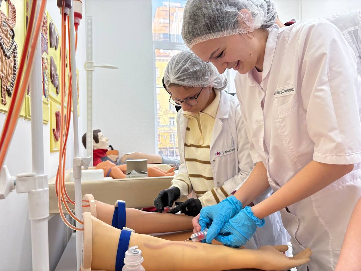 Студенты "МедСкиллс" выполняют внутревенную инъекцию