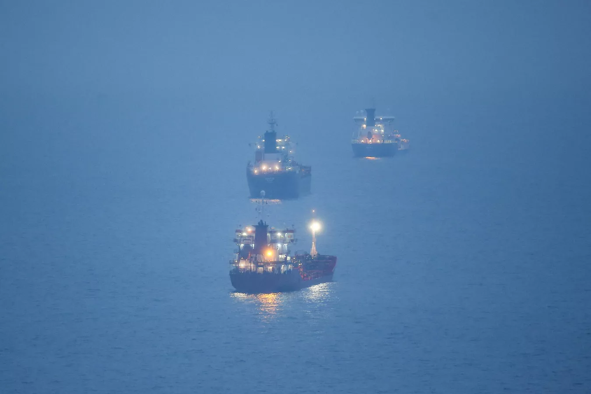 © AP Photo / Emrah Gurel Нефтяные танкеры в море . Архивное фото