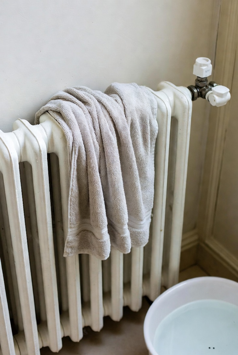 «Мокрое полотенце на батарее — простейший увлажнитель за 0 рублей».