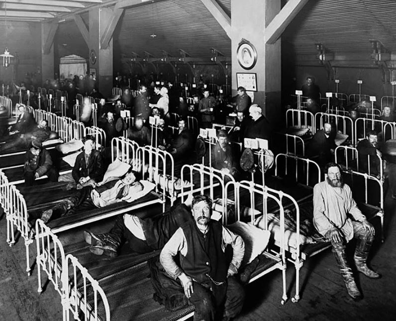 Дореволюционные казармы: 6-7 метров на человека, но за этими цифрами — сырость, теснота и отсутствие элементарных удобств.