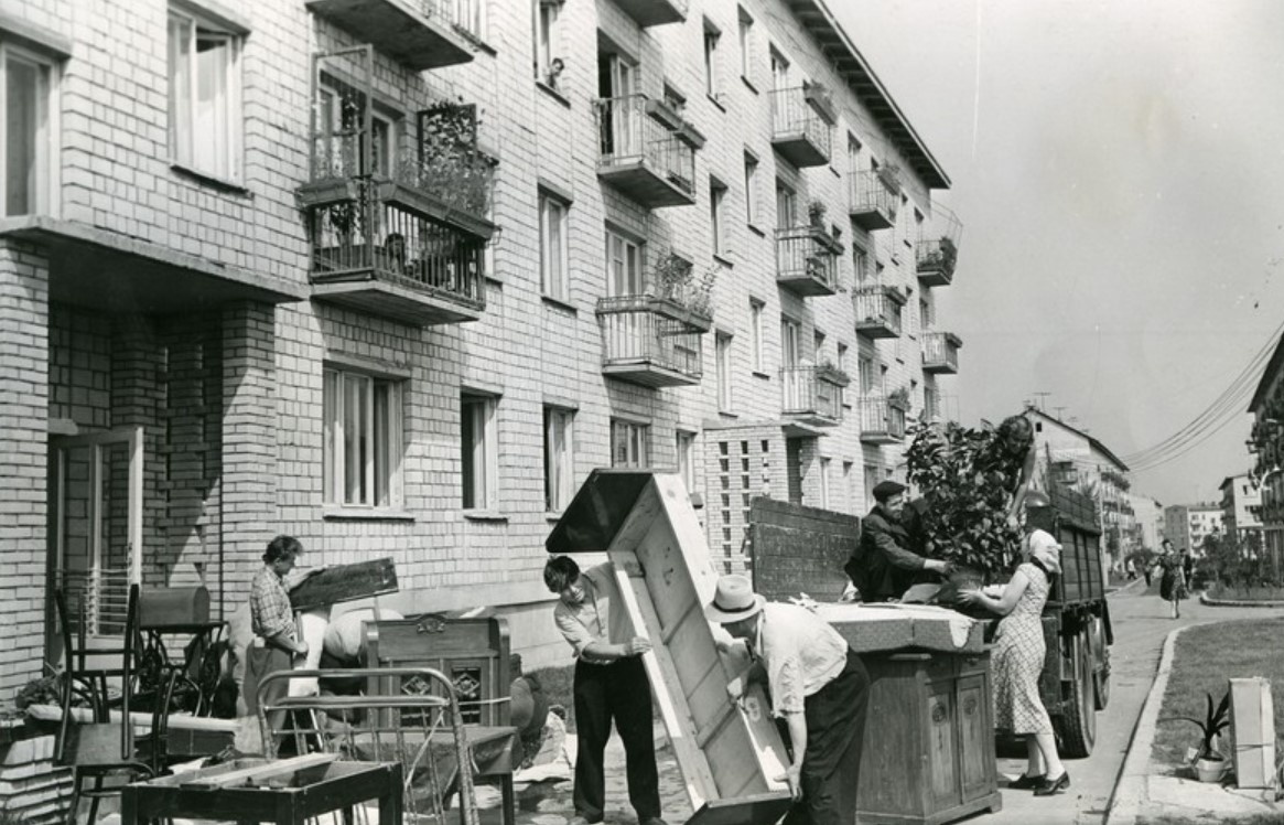 Портной пошивочной мастерской машино-строительного завода Л. В. Медведев въезжает в новую квартиру. Москва, 1958 г.