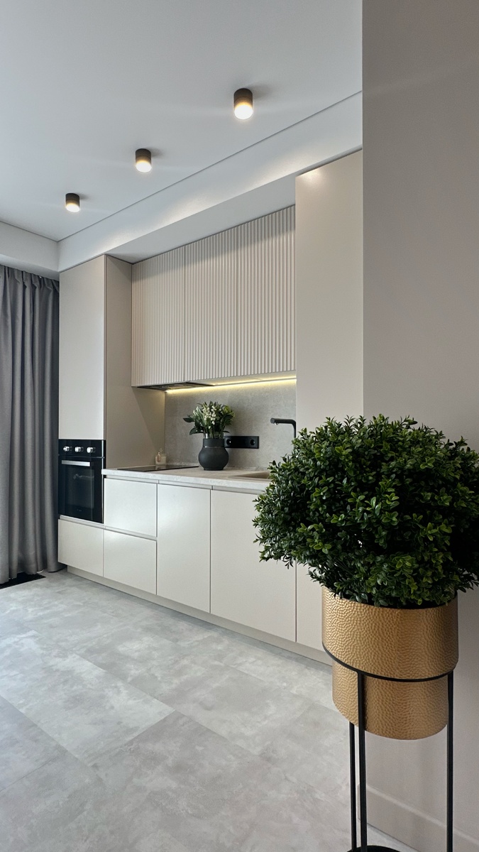 Каждый год институт Pantone выбирает главный цвет, задающий тренды в дизайне и моде. Разберём, как грамотно интегрировать этот оттенок в интерьер кухни — чтобы он не выглядел чужеродно, а стал гармоничной частью пространства.