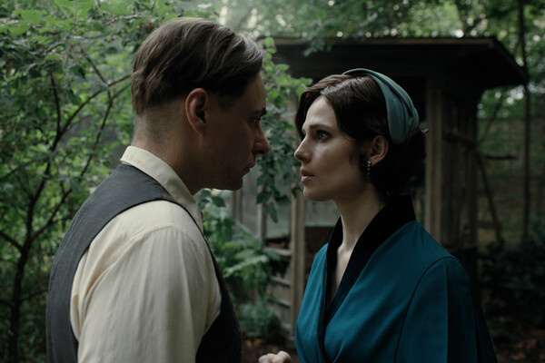 Евгений Цыганов и Юлия Снигирь в кадре из фильма «Мастер и Маргарита» (2024) / АМЕДИА   📷