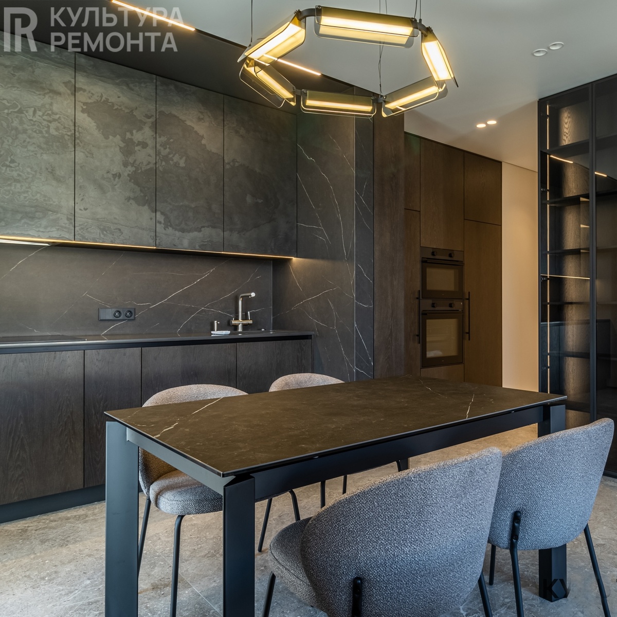 Обеденный стол и кухонная мебель.