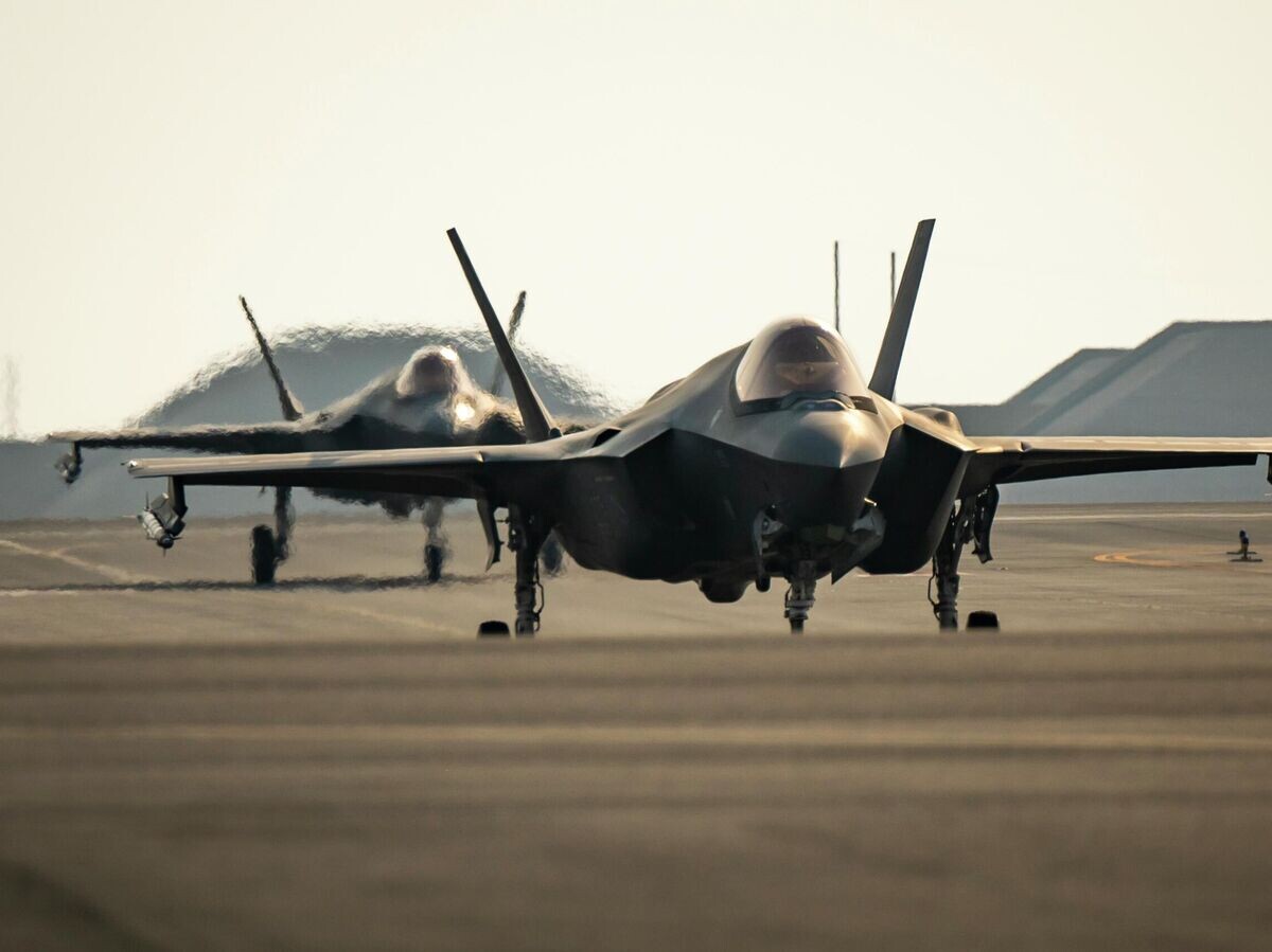    Пара истребителей ВВС США F-35A Lightning II на авиабазе Аль-Удейд, Катар | © Фото : U.S. Air Force / Senior Airman Leon Redfern