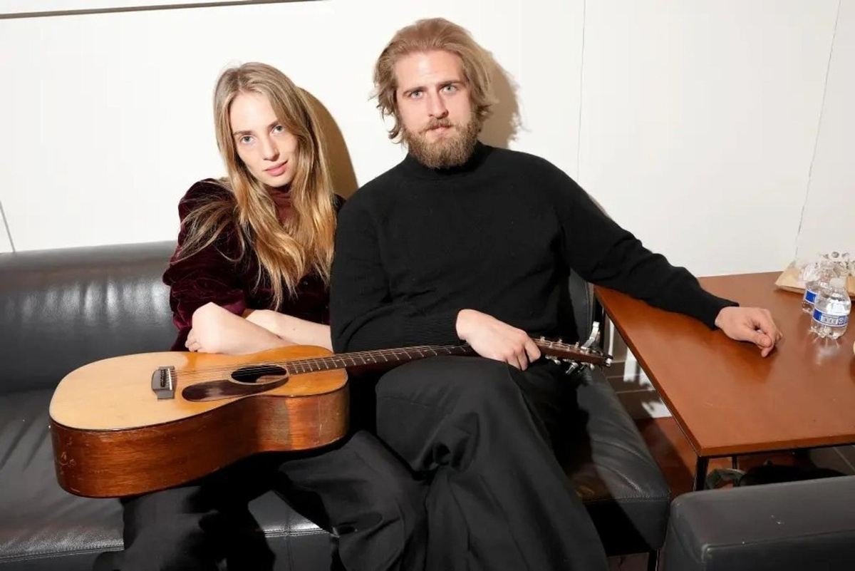    Майя Хоук и Кристиан Ли Хатсон в гримёрной. Фото: Just Jared.