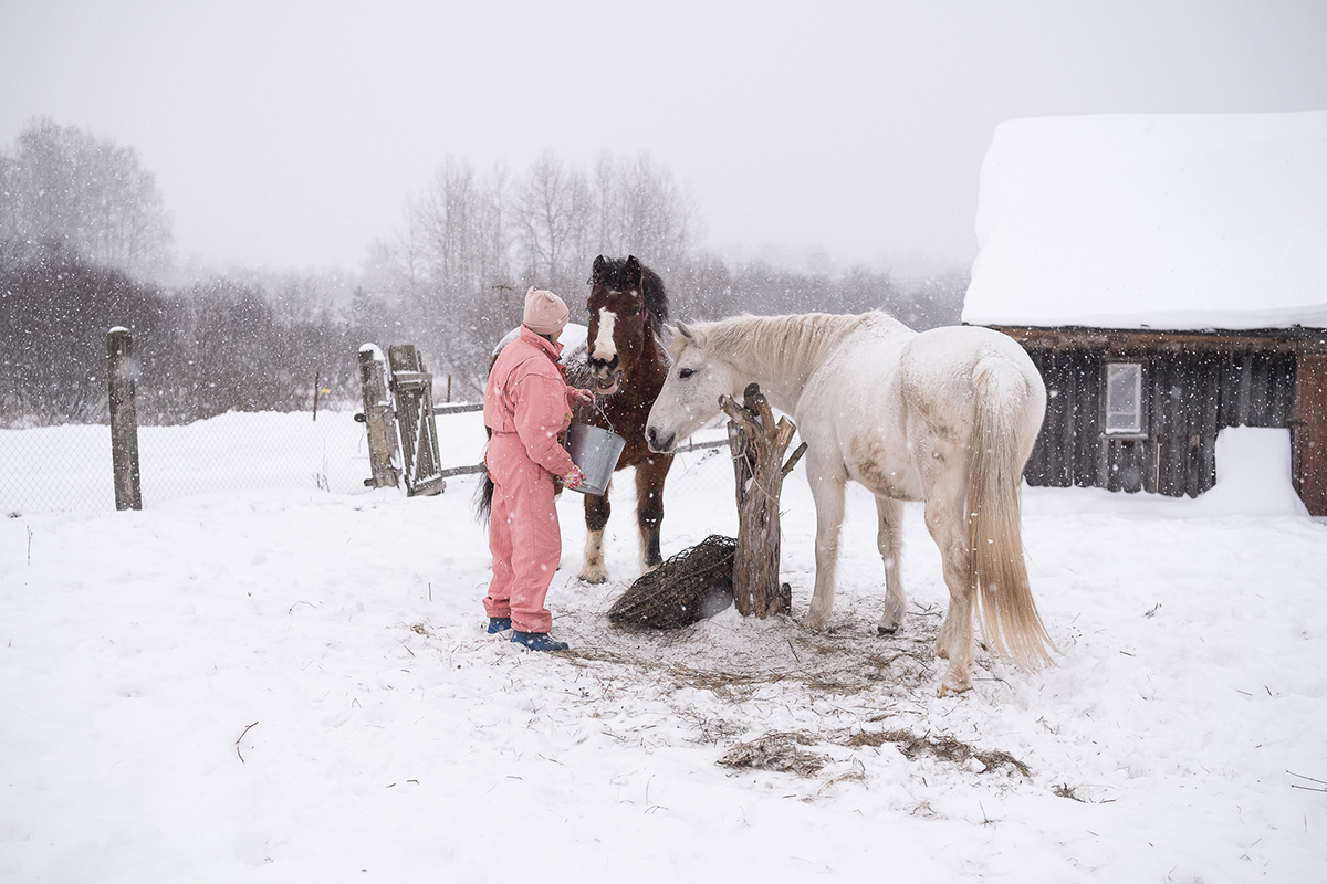 Елена принесла воду, чтобы подпоить лошадей днем
Фото: Наташа Лозинская для ТД