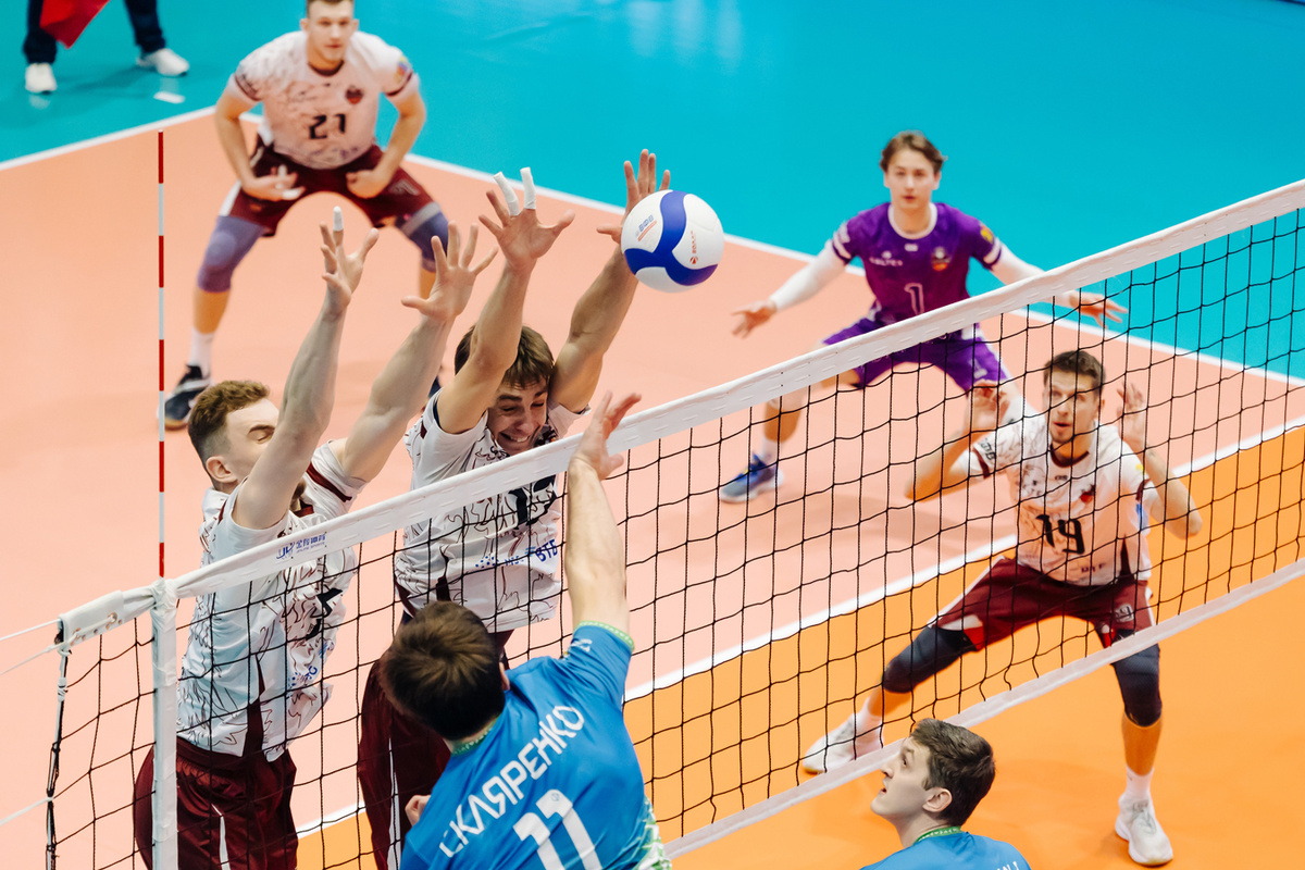 Волейбол. На блоке Евгений Кабальнов #5 и Александр Азаренко #13 игороки ВК "Текстильщик". Игра ВК «Югра-Самотлор» (Нижневартовск) vs ВК «Текстильщик» (Ивановская область). 1 марта 2026. Источник https://vk.com/photo-23230761_457274781