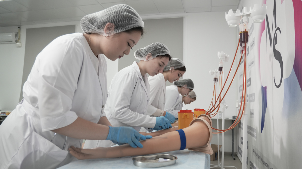 Студенты "МедСкиллс" демонстрируют выполнение внутревенной иъекции