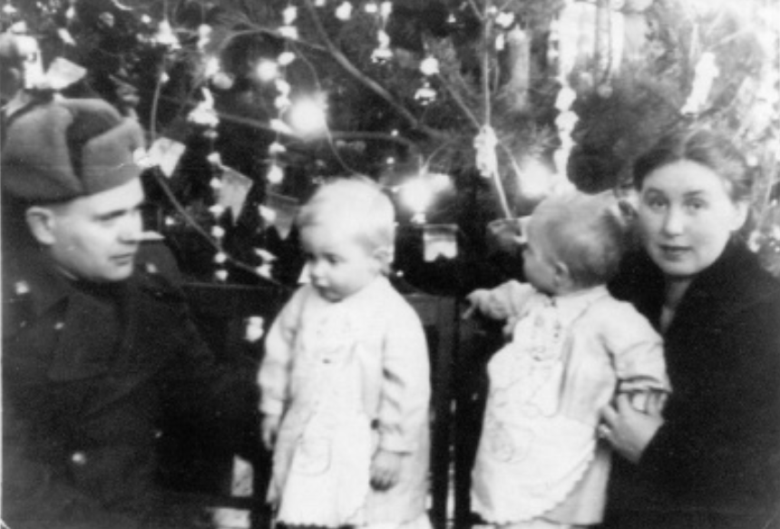 Таня и Лена Зайцевы с родителями
