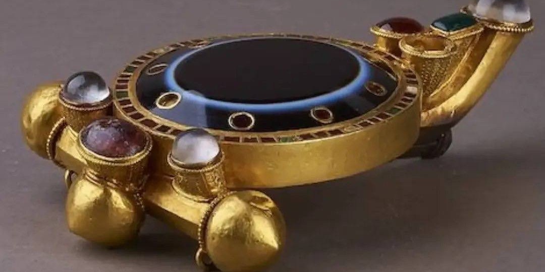 Золотой якорь для вечности: Единственная фибула Цезарей, ожившая вне мозаик