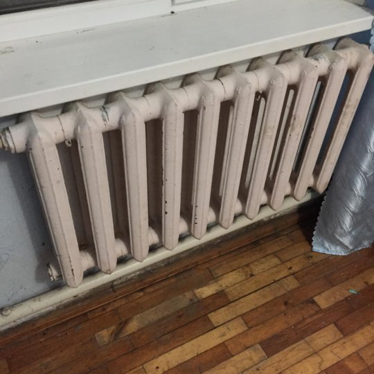 Купил новостройку за 20 млн, а греюсь обогревателем: почему в дешевой «сталинке» тещи теплее без всяких утеплений