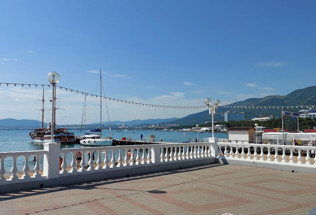 Набережная Геленджика — одна из самых длинных в мире. Променад тянется вдоль всей Геленджикской бухты. Фото автора.
