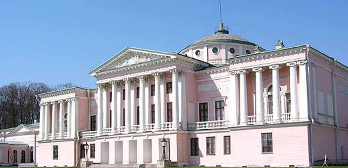 С детских лет мне знакомо деревянное здание останкинского дворца - единственной сохранившейся и в наши дни деревянной усадьбы 18 века с подлинными интерьерами, внутренней отделкой и предметами обстановки