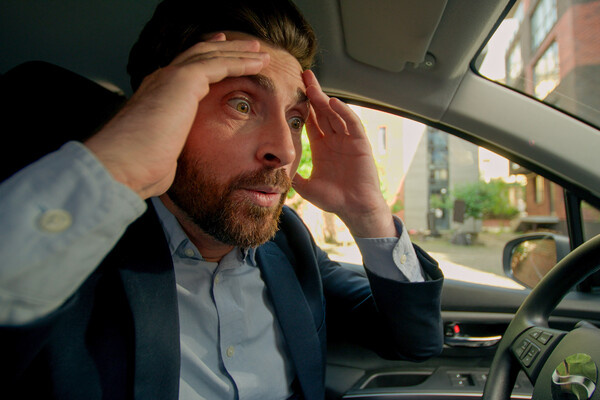 Автолюбитель за рулем / MAYA LAB/Shutterstock/FOTODOM   📷