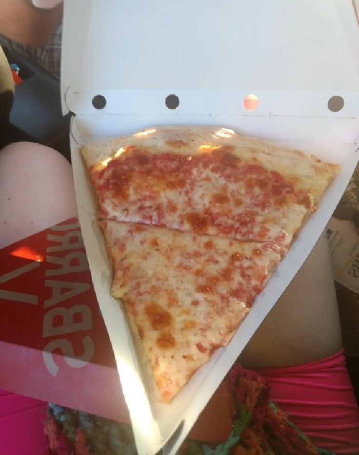  Кулинарное преступление: пицца, нарезанная поперёк.
