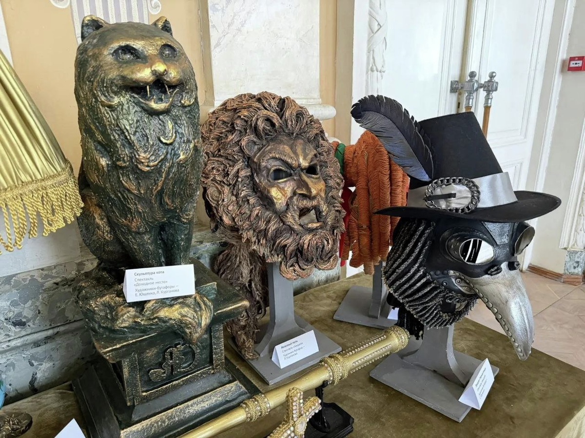 Экспонаты выставки в Крымском академическом русском драматическом театре имени Горького
Фото предоставлено драмтеатром имени Горького