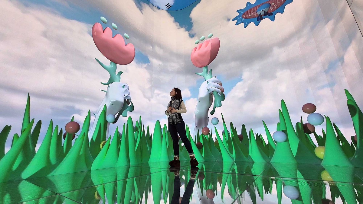 Цифровое искусство сейчас активно развивается по всему миру. В отличие от традиционного искусства, где произведения создаются с помощью физических материалов (таких как холст, краски, глина, стекло и т.д.), диджитал-арт создается и демонстрируется с помощью цифровых инструментов. Теперь площадка для самовыражения мультимедиа художников появилась и в Суздале. Это выставочный центр "Коллайдер"