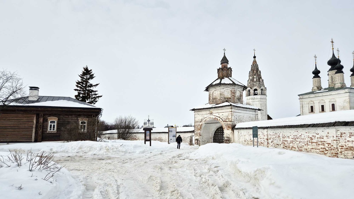 Музей "Коллайдер" открылся в старинном купеческом доме рядом с Александровским монастырем. Команда создателей вдохновилась личностью и творчеством суздальского поэта-авангардиста, создателя московского Центрального института труда Алексея Гастева. Кстати, именно его имя носит улица, на которой находится "Коллайдер". Листайте галерею, чтобы увидеть еще фото