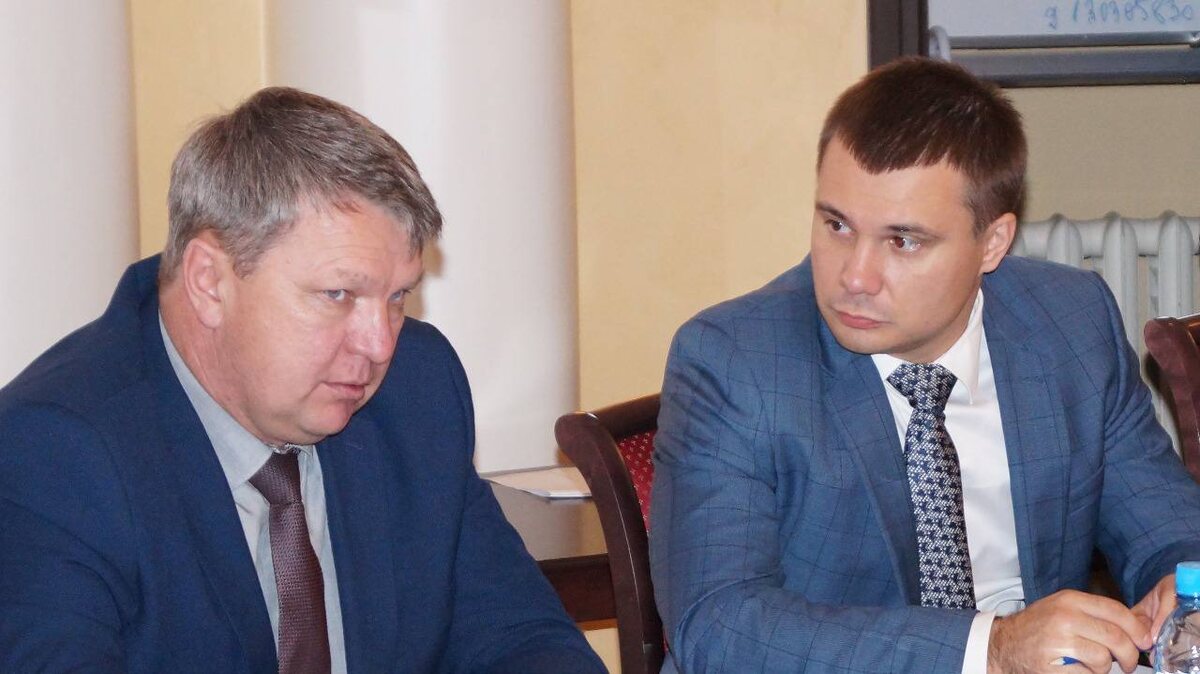 Министр природных ресурсов и экологии Алексей Щепин и вице-премьер по экономике правительства Карелии Дмитрий Родионов (справа). Теперь они не коллеги по правительству республики, а подельники.