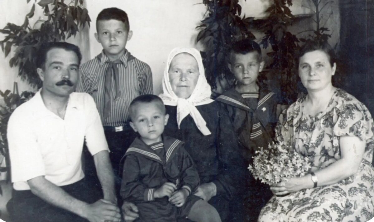 С родителями, бабушкой Ульяной Ивановной и братьями