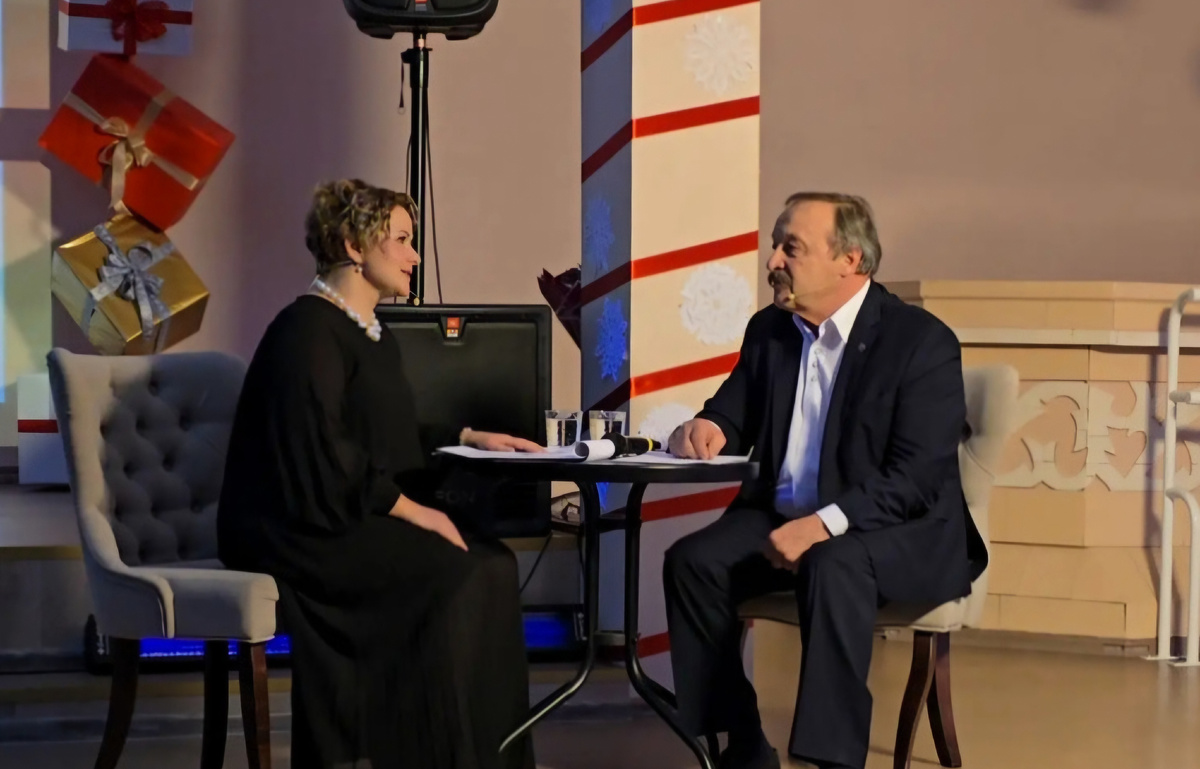 Вечер-портрет Анатолия Руденко. На фото юбиляр и ведущая Лара Яковлева. 