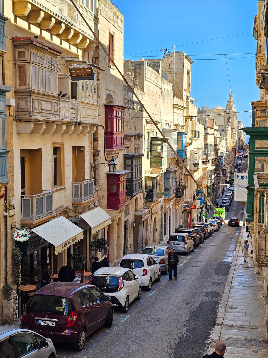 Вот она, улица. Первые две витрины слева