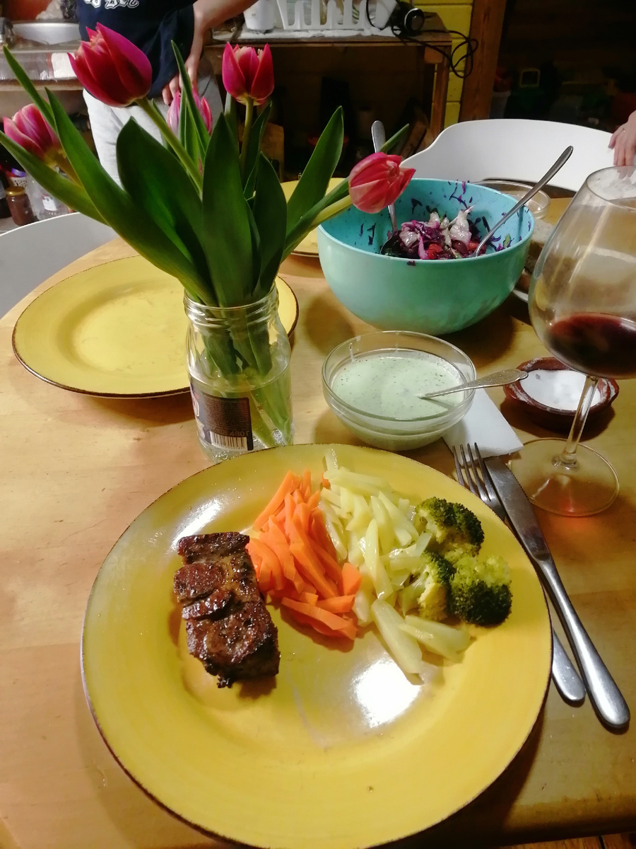 Брокколи, морковь и картошка, сделанные на пару. И  жаренное мясо (свинина). Соус виден в прозрачной емкости за тарелкой