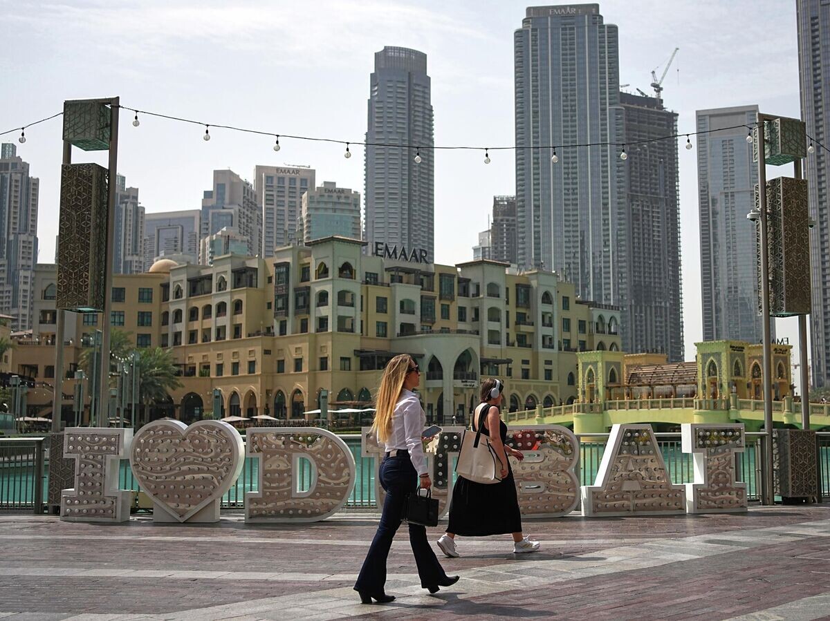    Люди в центре Дубая | © AP Photo / Fatima Shbair