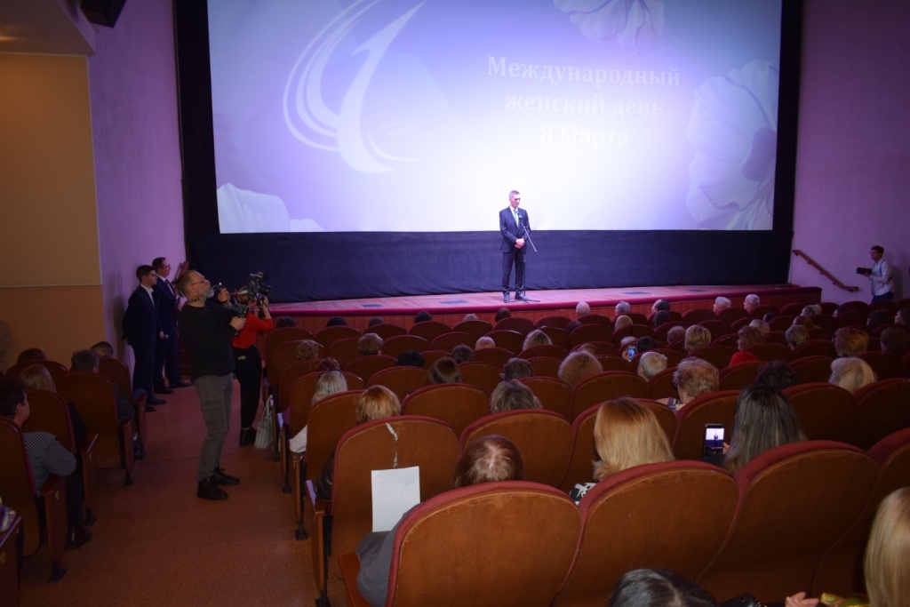 Генеральный директор КТРВ  Герой РФ генерал Обносов Б.В. поздравляет сотрудниц предприятия с праздником