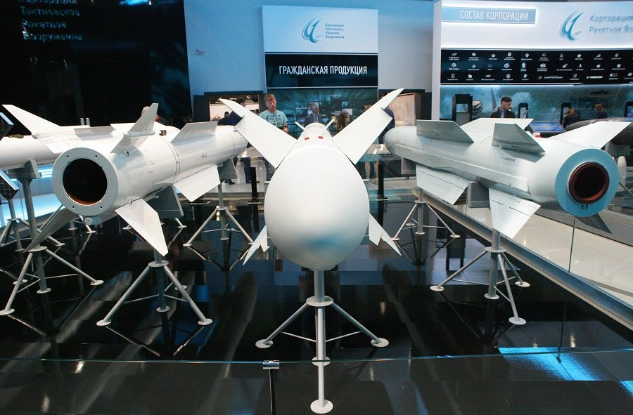 Образцы вооружений в павильоне корпорации "Тактическое ракетное вооружение" на международном военно-техническом форуме - Фото: Ладислав Карпов/ТАСС
