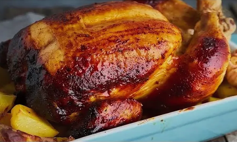 Курица в духовке целиком: секрет золотистой корочки и сочного мяса
