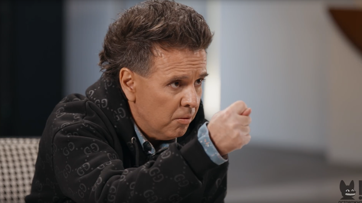 Дистанцируется и отталкивает от себя. / Кадр из интервью 2026 года.