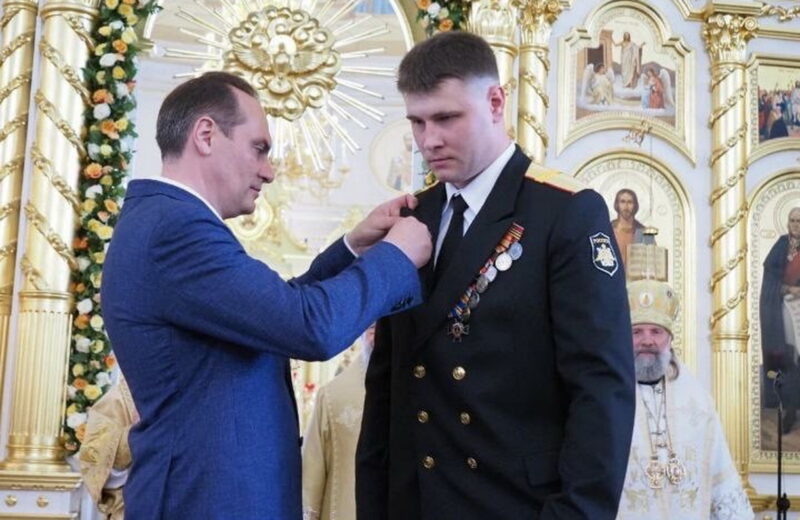 Артём Здунов награждает гвардии младшего сержанта. Фото предоставлено Андреем Шурыгиным