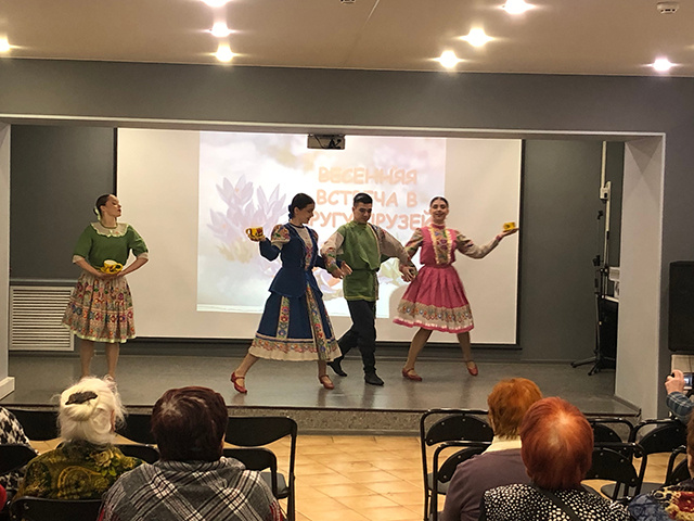 В тверской библиотеке поздравили женщин из областного Совета ветеранов