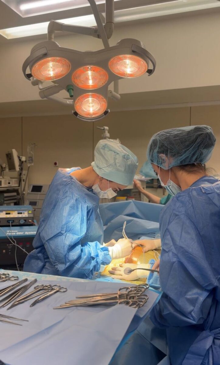 Начало сложнейшей операции по удалению миомы матки 